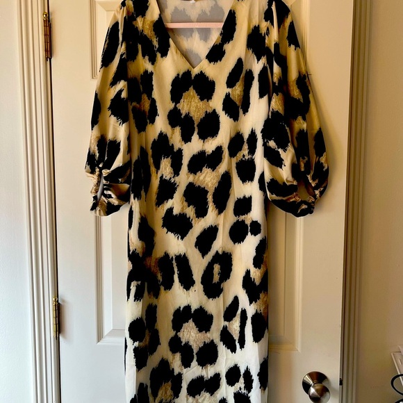 Dresses & Skirts - Leopard Print Puff Sleeve Dress